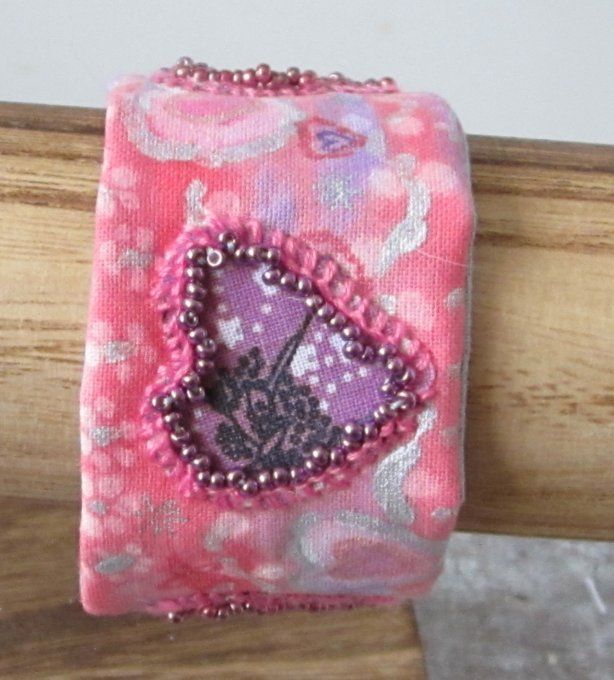 Bracelet textile brodé - Cœurs - tour de poignet 16,5 - 17 cm