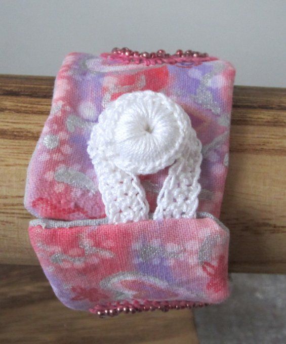 Bracelet textile brodé - Cœurs - tour de poignet 16,5 - 17 cm