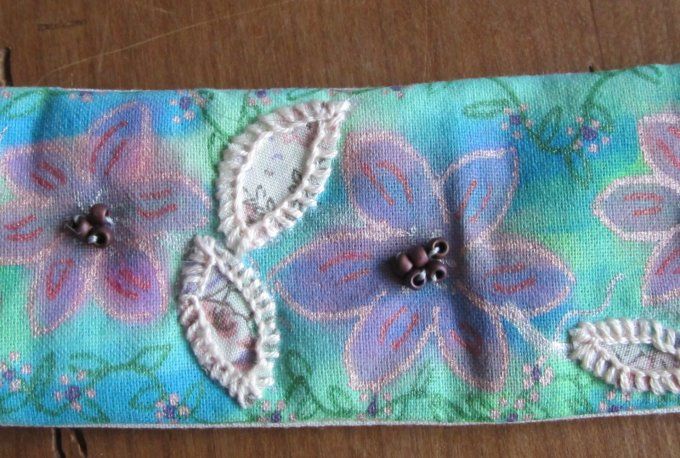 Bracelet textile brodé - Fleurs - tour de poignet 16,5 - 17 cm