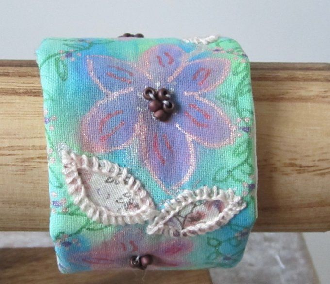 Bracelet textile brodé - Fleurs - tour de poignet 16,5 - 17 cm