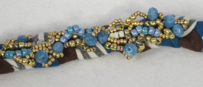 Bracelet en tissu et perles brodées