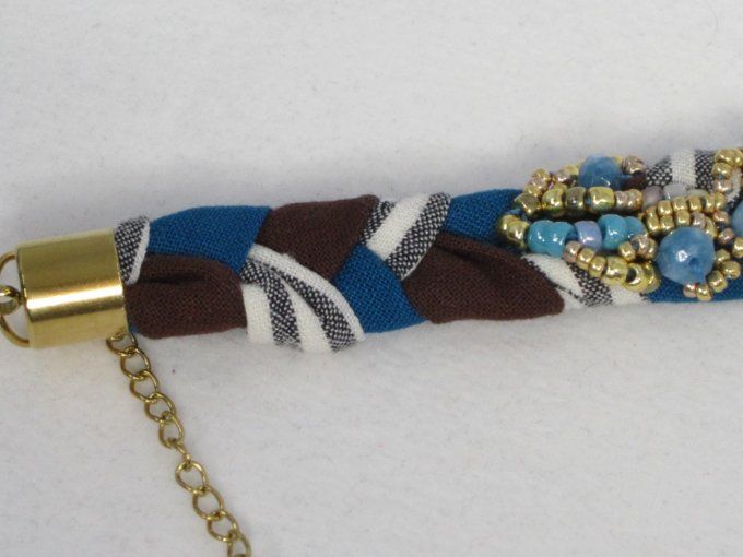 Bracelet en tissu et perles brodées