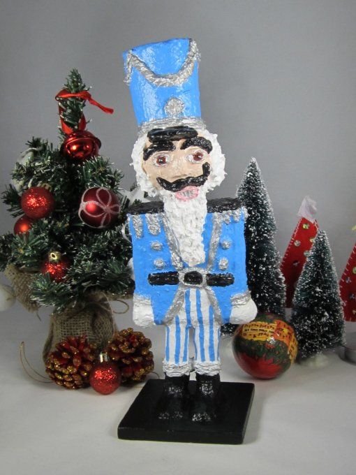 Casse-noisette, sculpture en papier mâché, 3 MODELES