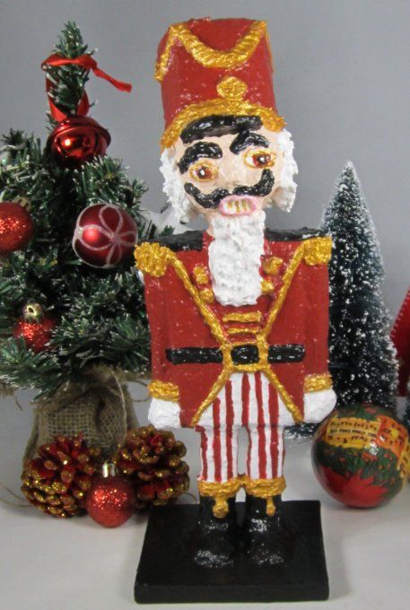 Casse-noisette, sculpture en papier mâché, 3 MODELES