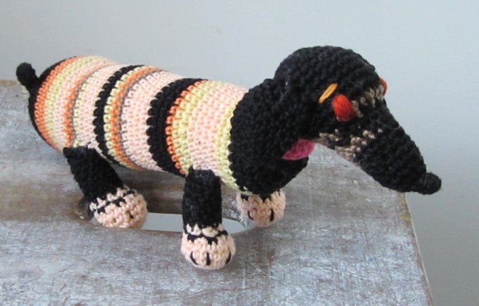 Doudou chien teckel, fait main au crochet