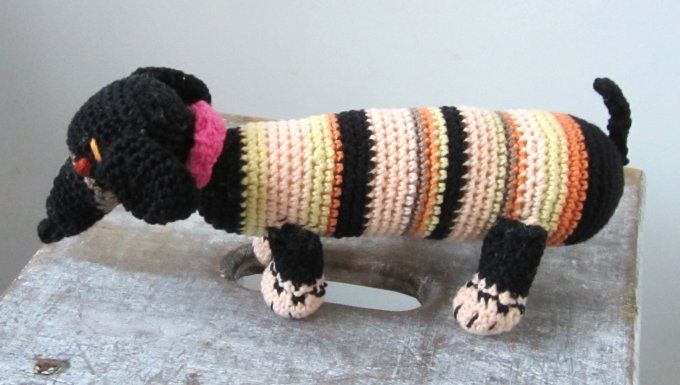 Doudou chien teckel, fait main au crochet