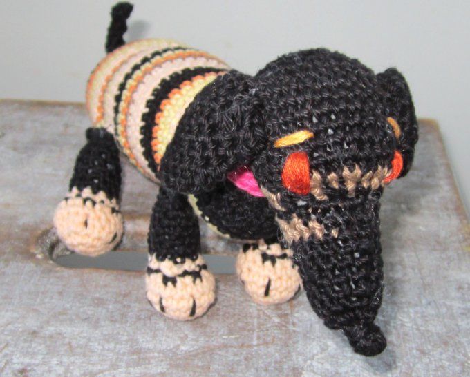 Doudou chien teckel, fait main au crochet