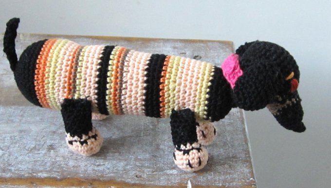 Doudou chien teckel, fait main au crochet
