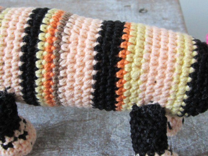 Doudou chien teckel, fait main au crochet