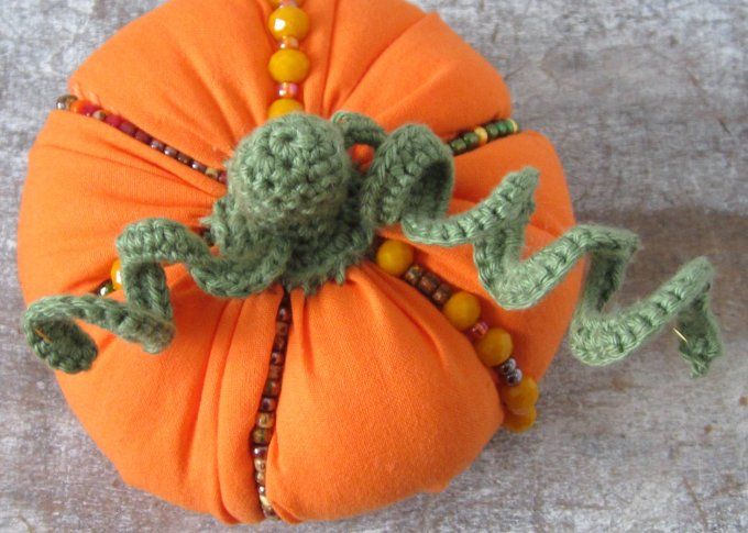 Citrouille en tissu décorée de perles