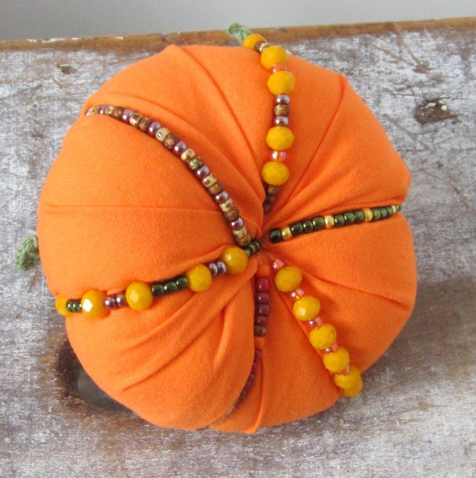 Citrouille en tissu décorée de perles