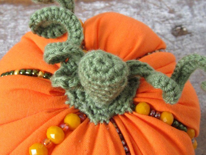 Citrouille en tissu décorée de perles