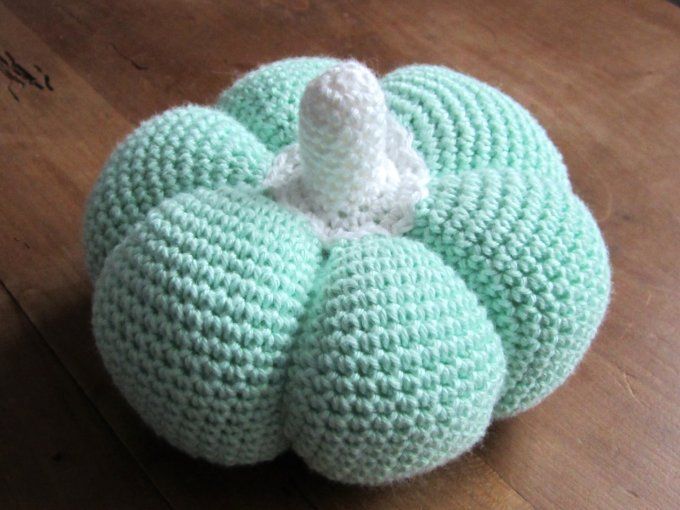 Citrouille vert clair et blanc - déco automne/ Halloween - faite main au crochet