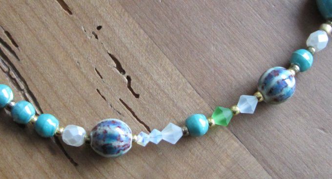 collier en perles céramique et perles en verre