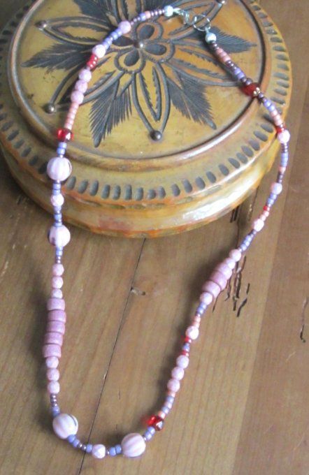 collier en perles de verre et perles en céramique