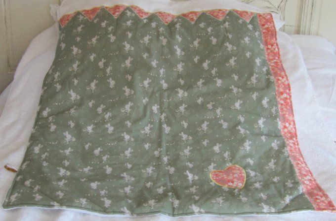 Couverture coton à motif lapins / double gaze blanche -  appliqués fleuris brodés -100 x 75 cm