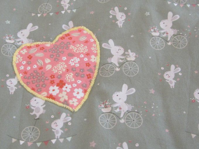 Couverture coton à motif lapins / double gaze blanche -  appliqués fleuris brodés -100 x 75 cm