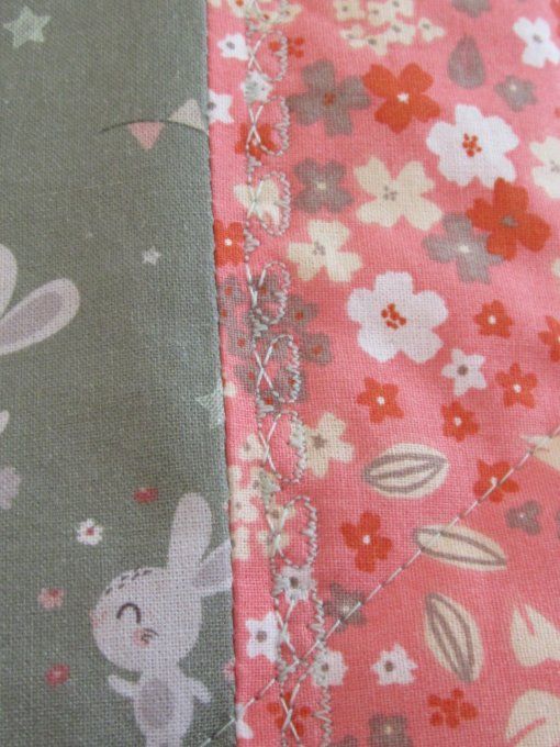 Couverture coton à motif lapins / double gaze blanche -  appliqués fleuris brodés -100 x 75 cm