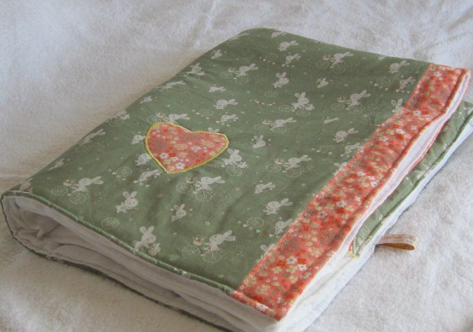 Couverture coton à motif lapins / double gaze blanche -  appliqués fleuris brodés -100 x 75 cm