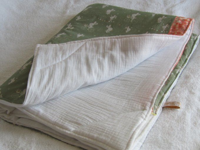 Couverture coton à motif lapins / double gaze blanche -  appliqués fleuris brodés -100 x 75 cm