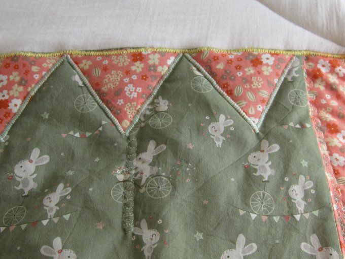 Couverture coton à motif lapins / double gaze blanche -  appliqués fleuris brodés -100 x 75 cm