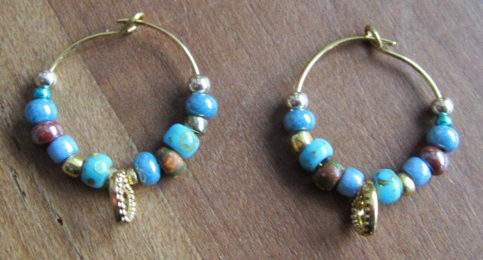 Petites créoles en perles de verre et céramique, breloque cœur