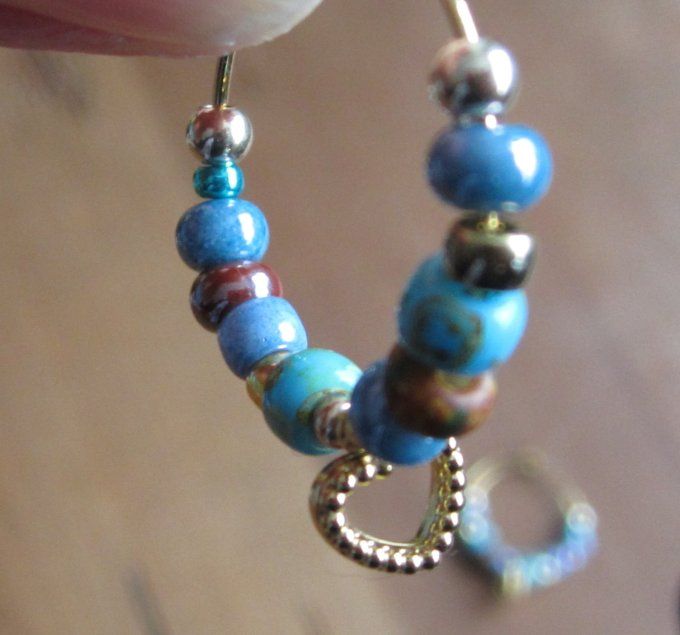 Petites créoles en perles de verre et céramique, breloque cœur
