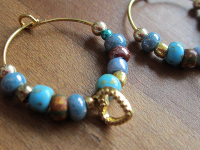 Petites créoles en perles de verre et céramique, breloque cœur