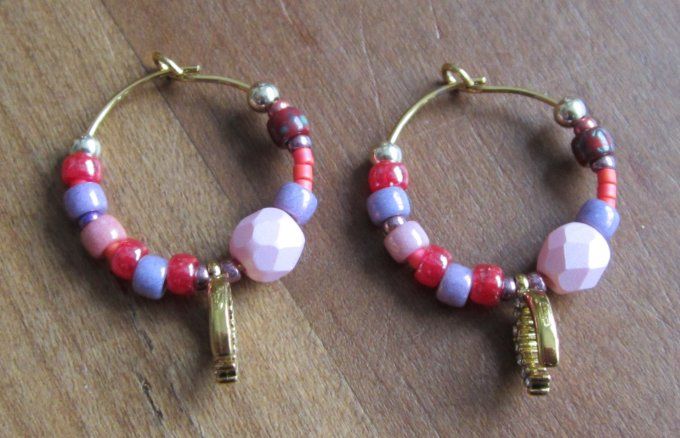 Petites créoles avec perles en verre et breloques fer à cheval