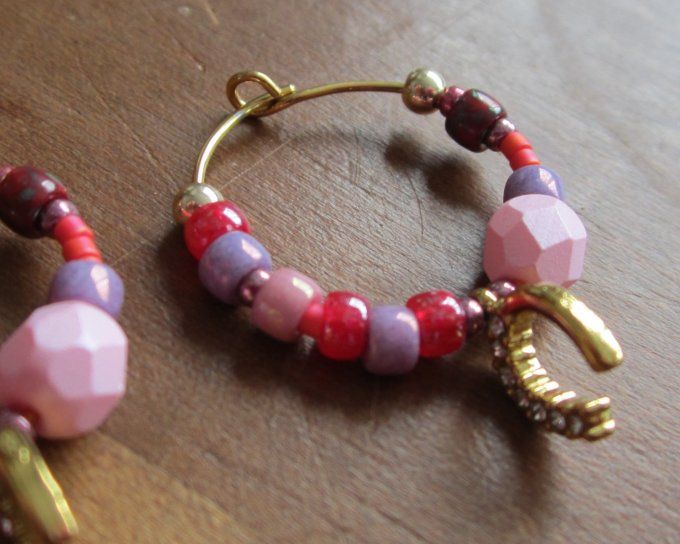 Petites créoles avec perles en verre et breloques fer à cheval