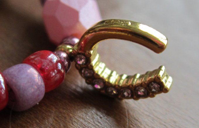 Petites créoles avec perles en verre et breloques fer à cheval