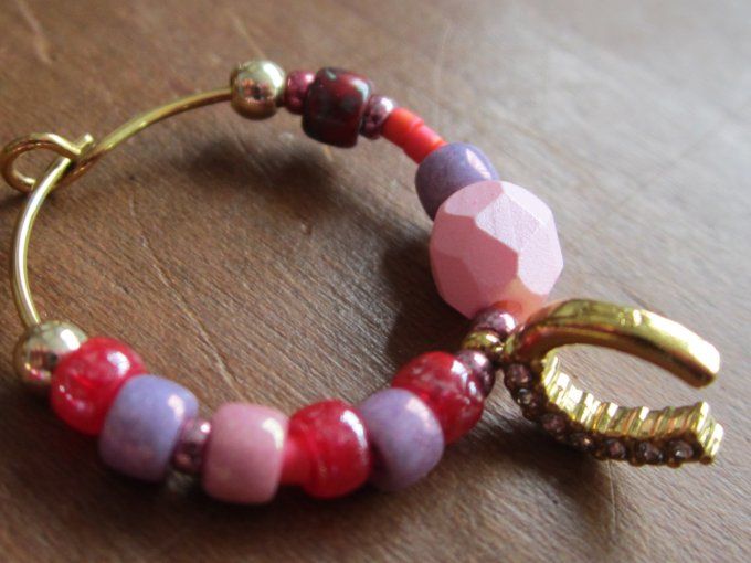 Petites créoles avec perles en verre et breloques fer à cheval