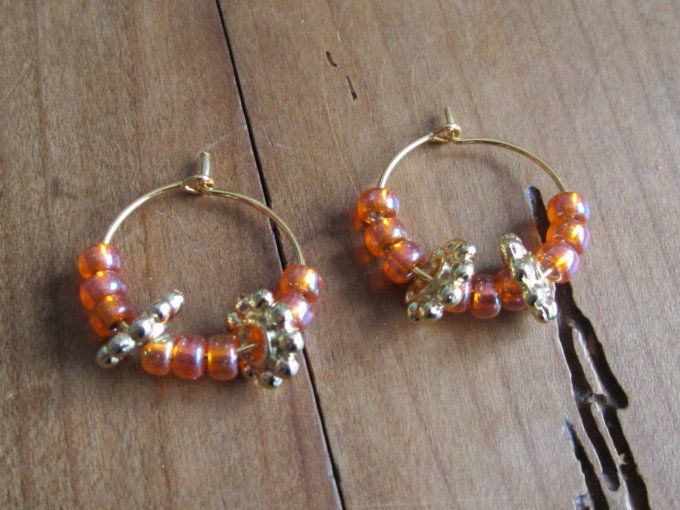Petites créoles avec perles de verre oranges
