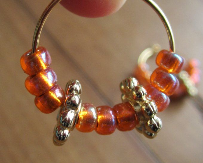 Petites créoles avec perles de verre oranges