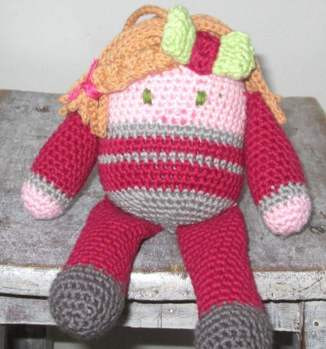 Fraise - personnage choupinou crocheté, pièce unique