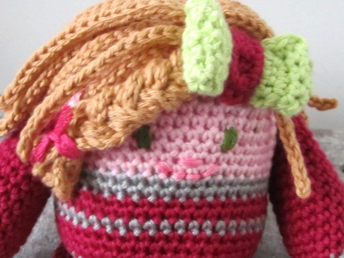 Fraise - personnage choupinou crocheté, pièce unique