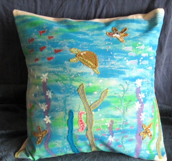 Housse de coussin  "jardin sous-marin" - peinte à la main et appliqués brodés - 40 x40 cm