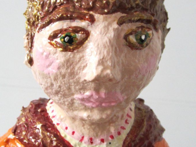 Lola, sculpture en papier mâché