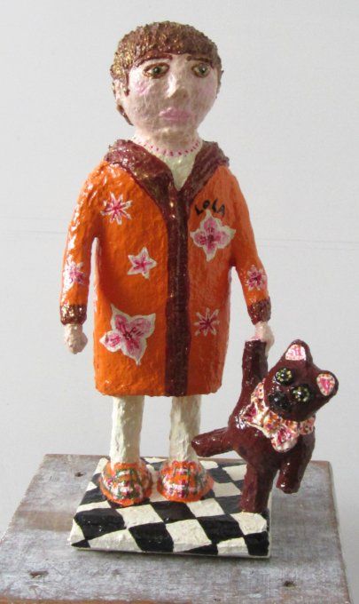 Lola, sculpture en papier mâché