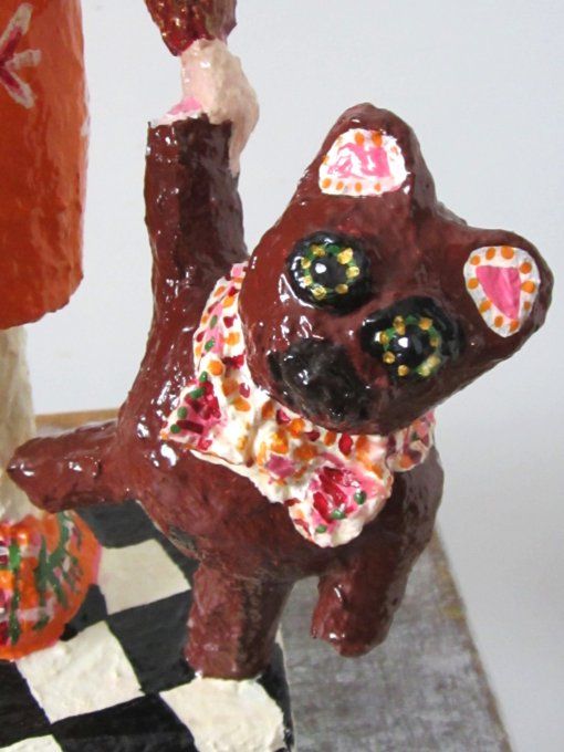 Lola, sculpture en papier mâché