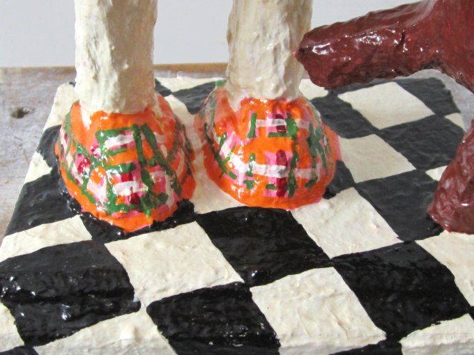 Lola, sculpture en papier mâché