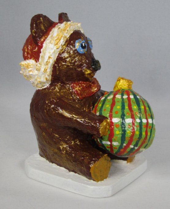 Ours de Noël, sculpture en papier mâché