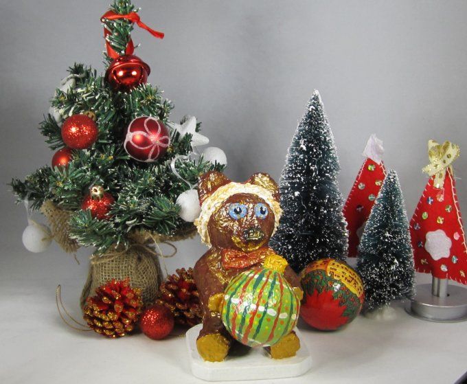 Ours de Noël, sculpture en papier mâché
