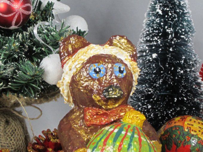 Ours de Noël, sculpture en papier mâché