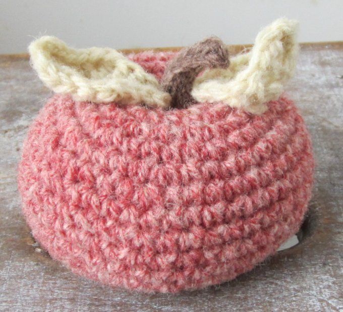 Pomme décorative en pure laine normande rose - Fait main en Normandie - Tailles S et M