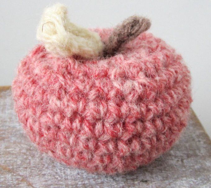 Pomme décorative en pure laine normande rose - Fait main en Normandie - Tailles S et M