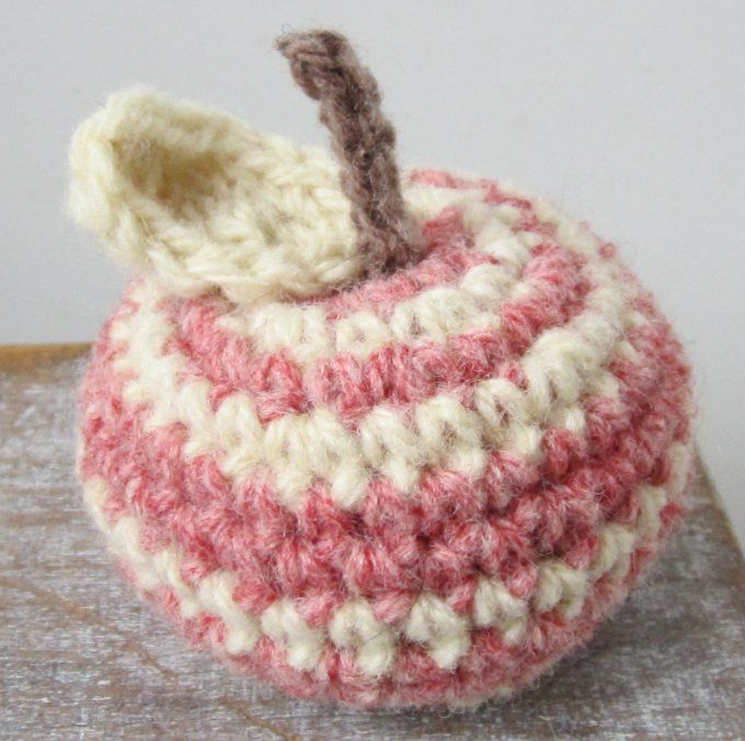 Pomme décorative en pure laine normande rose et écrue - Fait main en Normandie- Taille S