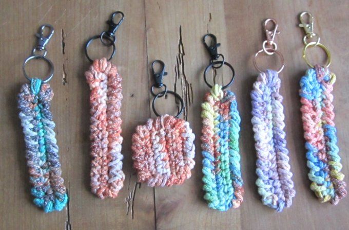 Porte-clés - bijou de sac - Multicolore - Fait main au crochet - 6 modèles