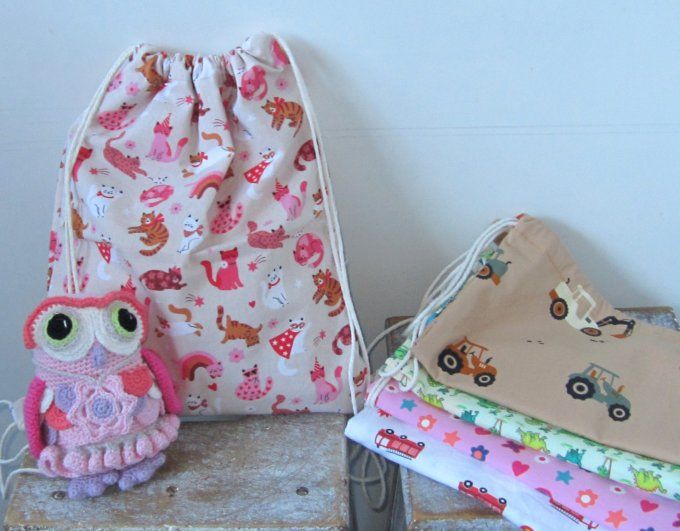 Sac à dos avec cordon coulissant - taille S, - différents motifs - option prénom brodé