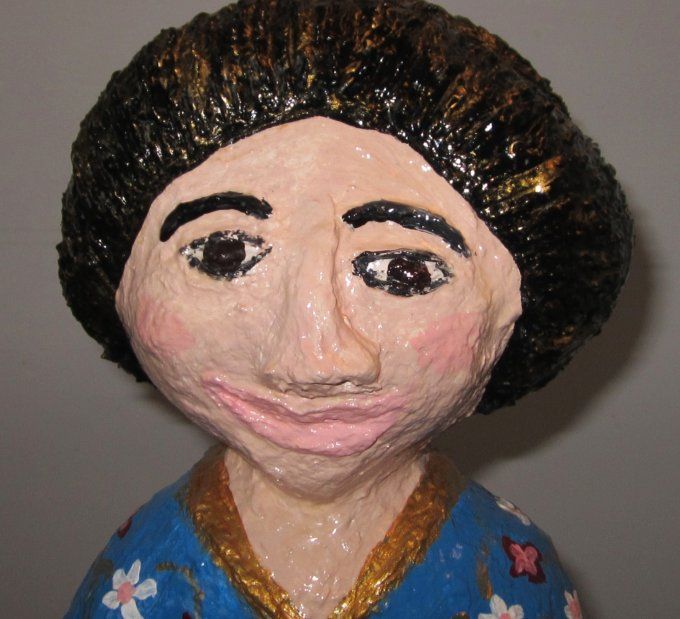 Sophie, sculpture en papier mâché